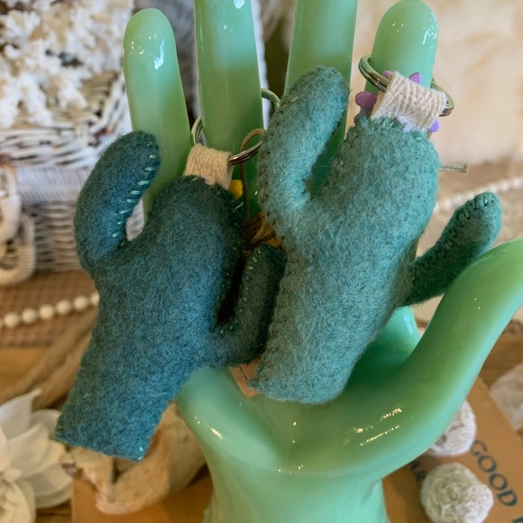 Pair of Cactus Keychains 🌵 - Picture 4 of 7